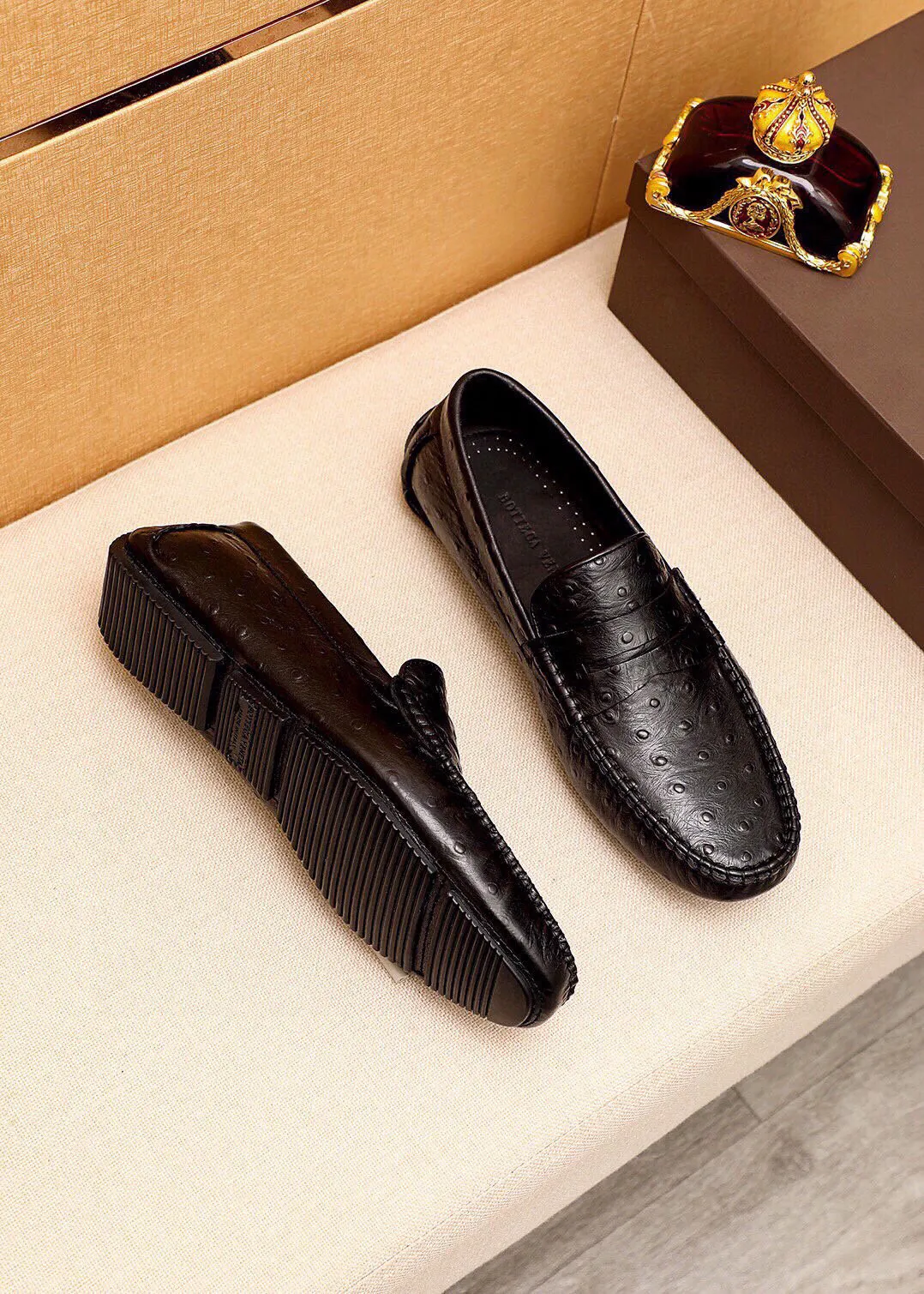Men's Men's Shoes 💰: 460 💰💐 BV Men's Slip-on Shoes® [BOTTEGA VENETA] Official website counter new model, one-to-one mold opening ⚠Italian calfskin ➕Embossed ➕Cow 🐂 leather lining. Driving slip-ons, available at counters, sizes 38～44 (45🉑️customized)